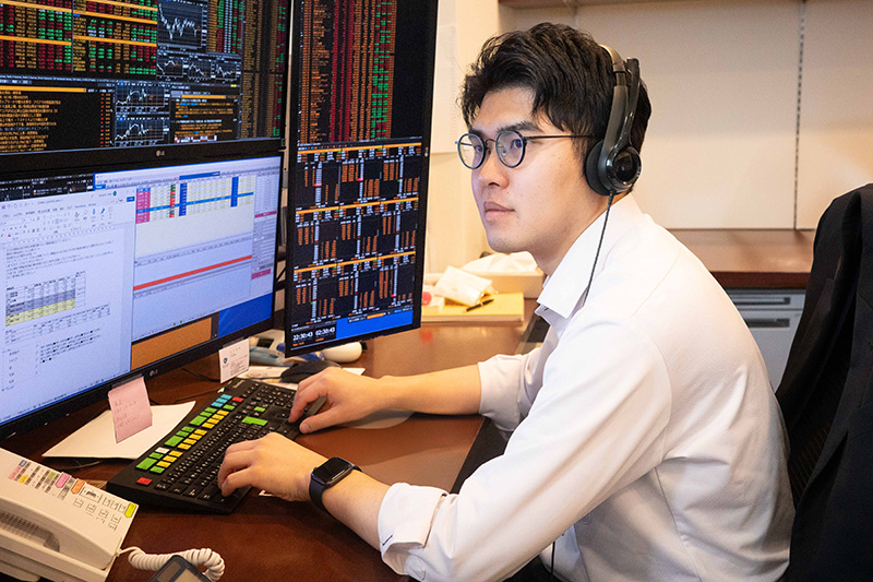 日本株式運用部門　　アシスタント・マネージャー（写真）